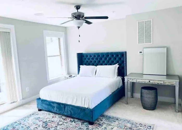 Gorgeous Modern 4-Level 4Bdr Home In Central Location Parking Included Free Cancellation