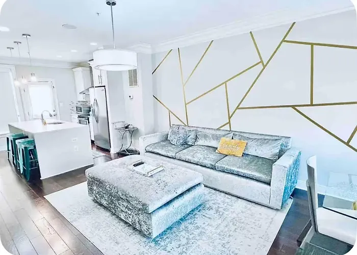 Gorgeous Modern 4-Level 4Bdr Home In Central Location Parking Included Free Cancellation