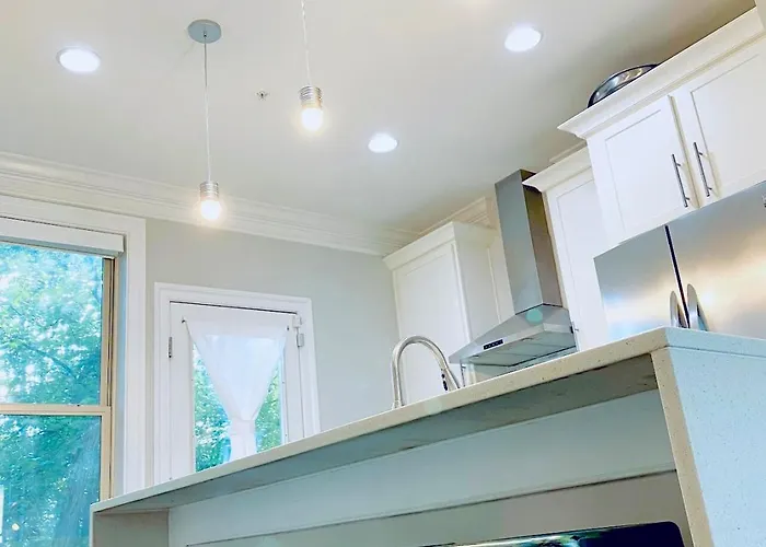 Gorgeous Modern 4-Level 4Bdr Home In Central Location Parking Included Free Cancellation