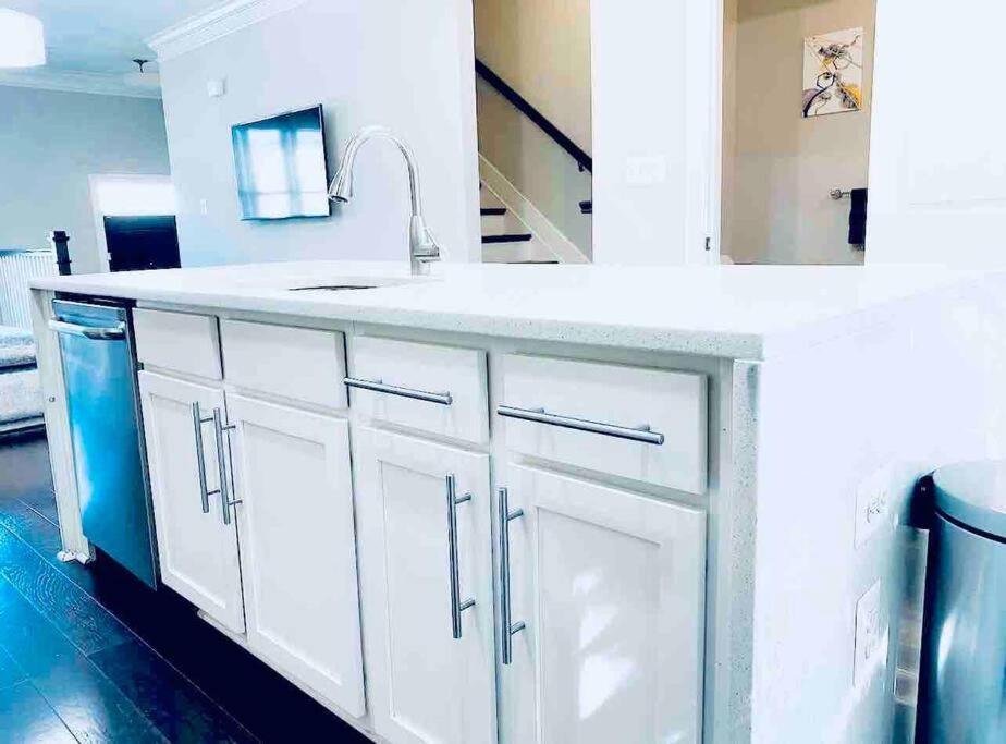 Gorgeous Modern 4-level 4bdr In Location Parking Included Free Cancellation Washington