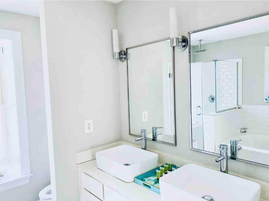 Gorgeous Modern 4-level 4bdr In Location Parking Included Free Cancellation Holiday home