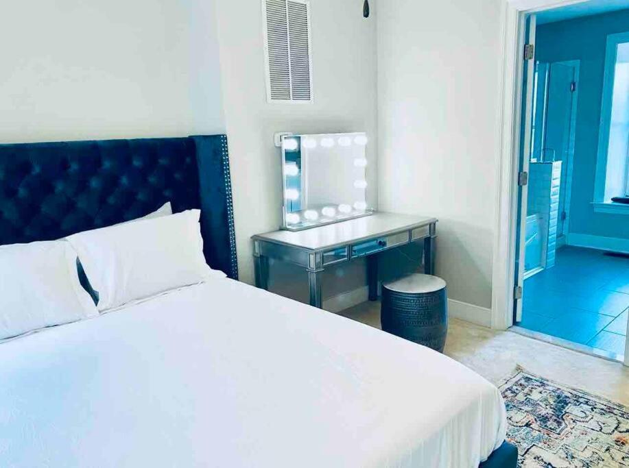 Gorgeous Modern 4-level 4bdr In Location Parking Included Free Cancellation *