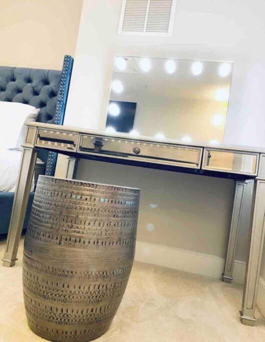 Gorgeous Modern 4-level 4bdr In Location Parking Included Free Cancellation Washington