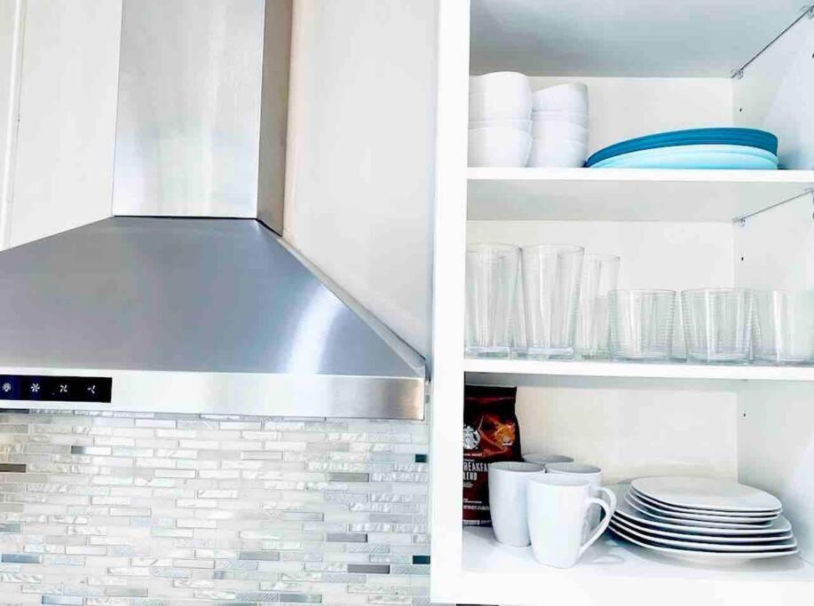 Gorgeous Modern 4-level 4bdr In Location Parking Included Free Cancellation * Washington