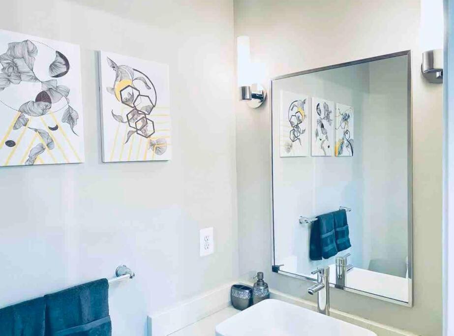 Gorgeous Modern 4-level 4bdr In Location Parking Included Free Cancellation Holiday home Washington