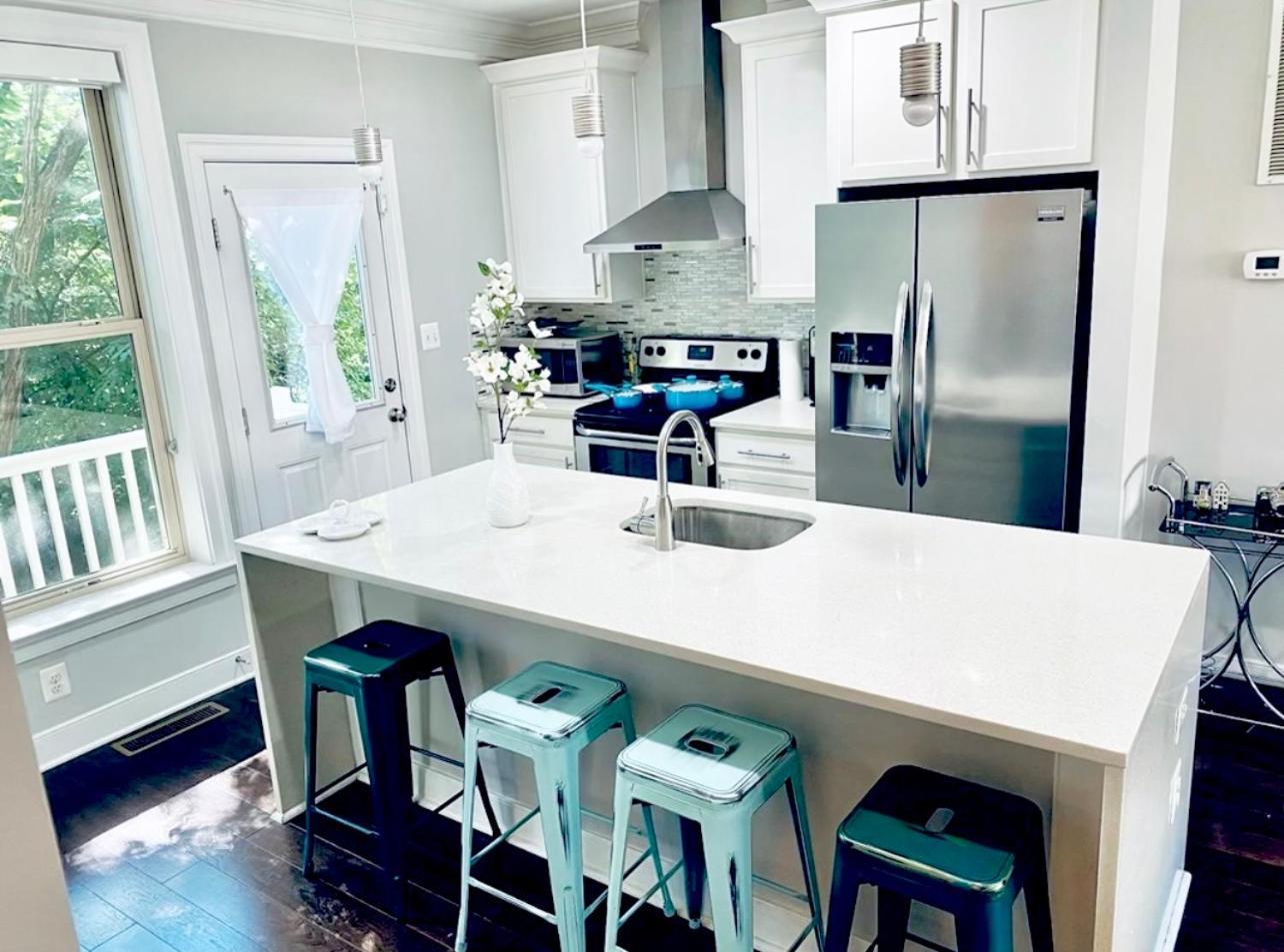 Gorgeous Modern 4-level 4bdr In Location Parking Included Free Cancellation Сasa de vacaciones *