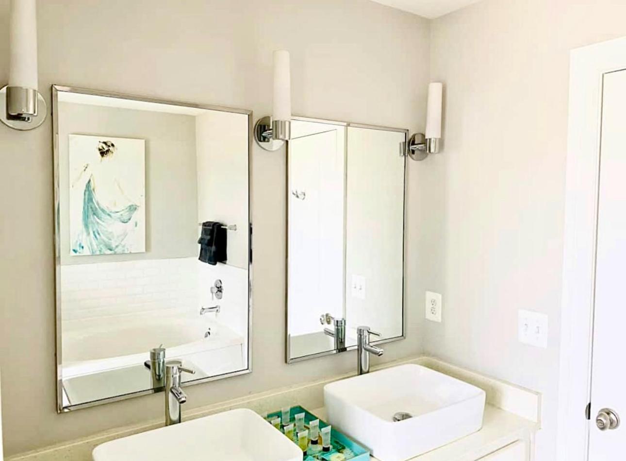 Holiday home Gorgeous Modern 4-level 4bdr In Location Parking Included Free Cancellation Washington