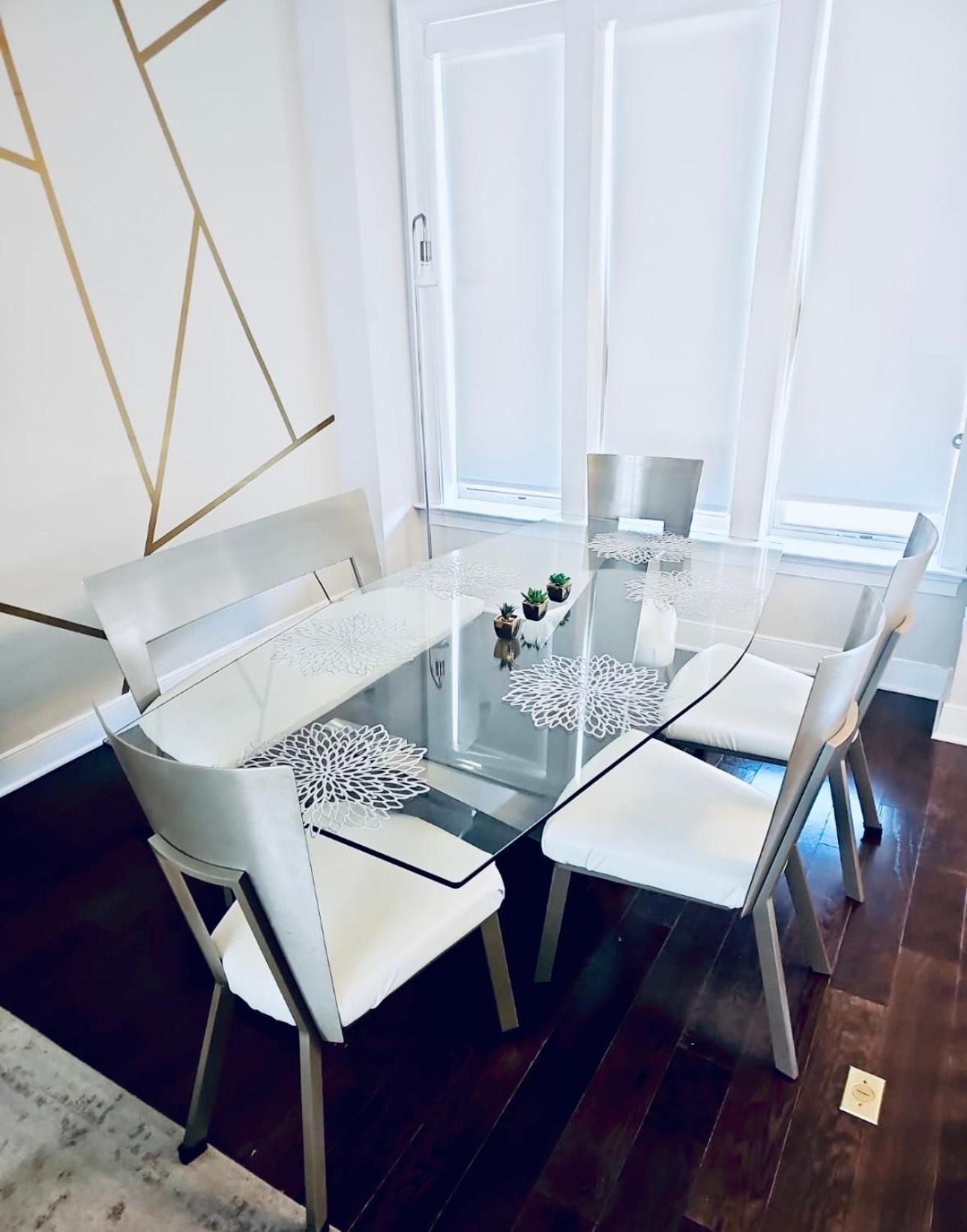 Gorgeous Modern 4-level 4bdr In Location Parking Included Free Cancellation Сasa de vacaciones